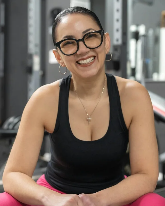 Mujer sonriente en ropa deportiva